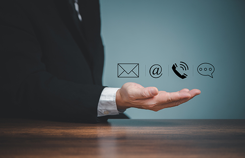 männliche Hand zeigt verschiedene Symbole zur Kontaktaufnahme